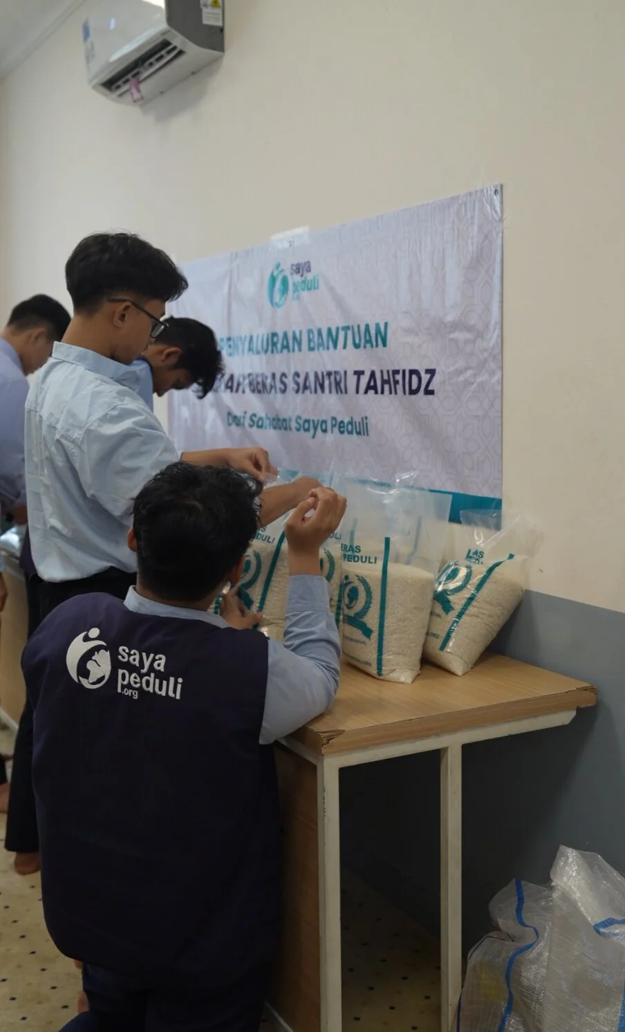 Foto 9 dari album Pendistribusia Beras Untuk Santri Tahfidz 2026